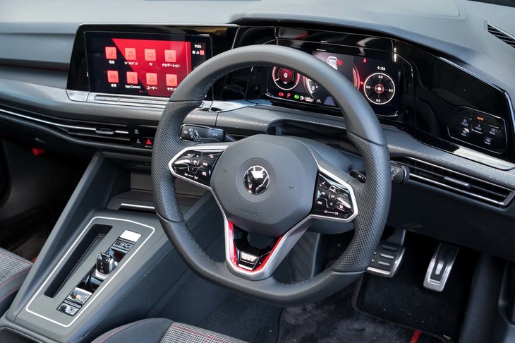 ステアリングホイールは握りの部分にパンチングレザーが巻かれる。スポークのボトム部分には「GTI」バッジがあしらわれる。