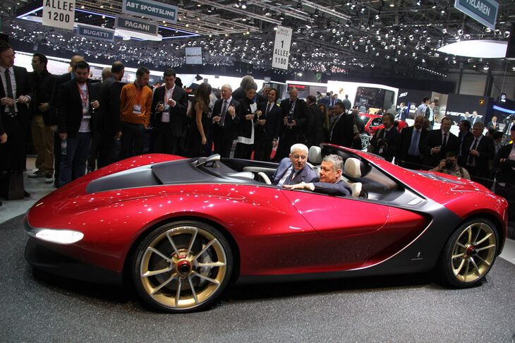 2013年ジュネーブで。父の名前を冠したコンセプトカー「セルジオ」と。