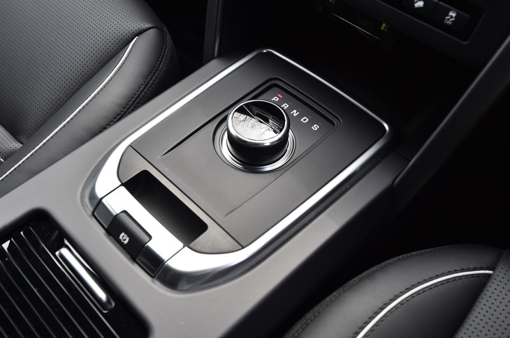 ダイヤル式のシフトセレクター。いまではジャガー・ランドローバーの多くの車両に見られるディテールだ。