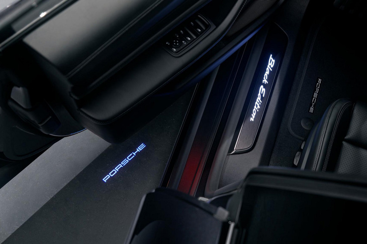 ドアエントリーガード（イルミネーテッド）は、オプションの「エクステンデッドブラックエディションパッケージ」に含まれるアイテム。