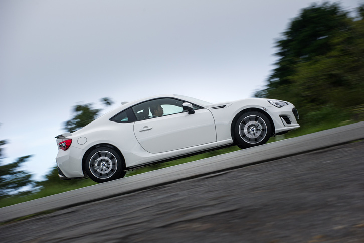 「BRZ」のラインナップは、上から「GT」（2016年秋発売予定）、「S」、「R」の3グレードに、サーキット走行向けの「RAレーシング」と、オーナーが手を加えることを前提とした「Rカスタマイズパッケージ」を加えた全5種類となっている。