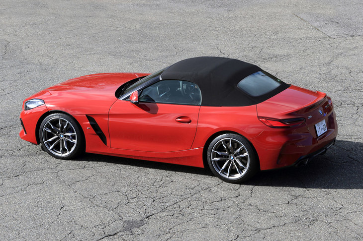 今回は、ボディー形状や車体構造に起因する基本的な価格差を40万円と見積もったうえで「スープラ」と「Z4」を比較した。写真はソフトトップを上げた状態のZ4。