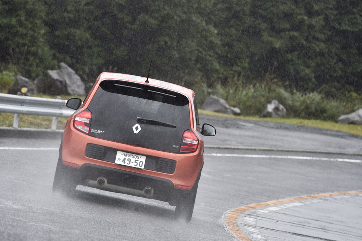 箱根のワインディングロードを行く「トゥインゴGT」。