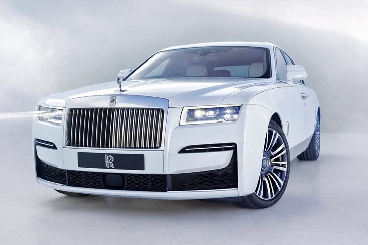 新型「ロールス・ロイス・ゴースト」。「ファントム」より小型ではあるが、全長は5546mmの雄大な車体を誇る。