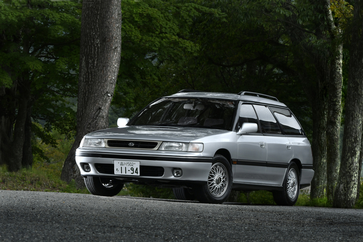 最初にステアリングを握った「レガシィ ツーリングワゴンGTタイプS2」。1989年1月デビューの初代BF型に追加されたハイパフォーマンスモデルで、最高出力200PSの2リッター水平対向4気筒ターボエンジンを搭載。BBSのホイールが外観上の特徴だ。現代のクルマを見慣れた目には、コンパクトだと感じる5ナンバーサイズのボディーを有す。全長×全幅×全高＝4600×1690×1500mm、ホイールベース＝2580mm。