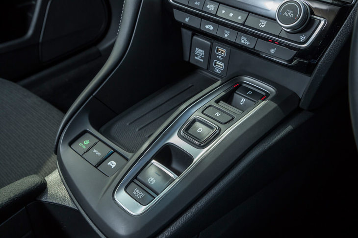 センターコンソールに備わるシフトセレクターは、現行型「レジェンド」で導入が開始されたスイッチ式。走行モード「ECON」「SPORT」「EV」のオン／オフスイッチもここに備わる。