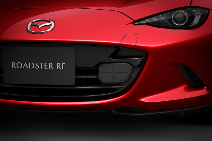 フロントグリルに備わる「マツダ・レーダー・クルーズ・コントロール」のミリ波レーダー。これまではミリ波レーダーは車両中央に備える必要があったのだが、電気・電子プラットフォームの刷新により、左右にずらして搭載しても十分な精度を出すことが可能に。これにより、設計的にもデザイン的にも搭載スペースの限られていた「ロードスター」でも、レーダーを積むことが可能となった。
