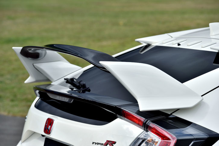 今や「シビック タイプR」のシグネチャーになった巨大なリアスポイラー。ウイング部は今回新たに2ピース構造とされ、従来より薄型化された。