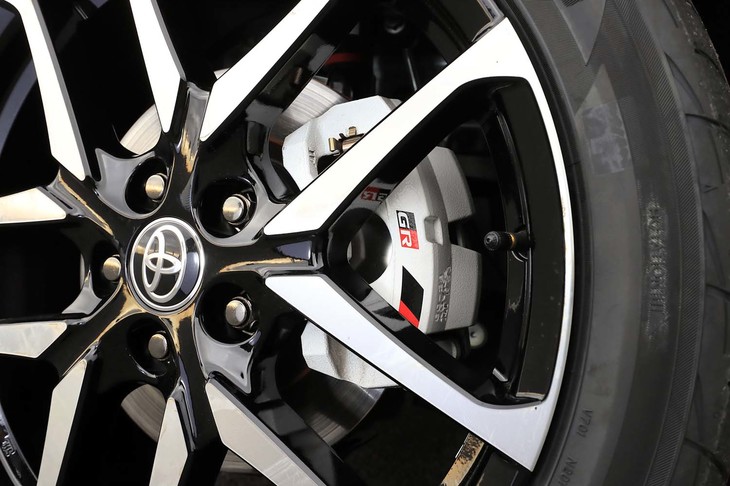ホイールスポークの間に見える「GR」ロゴ入りのホワイトブレーキキャリパー。性能は標準モデルと変わらないが、地金がザラッとしているため塗装が難しいそうだ。