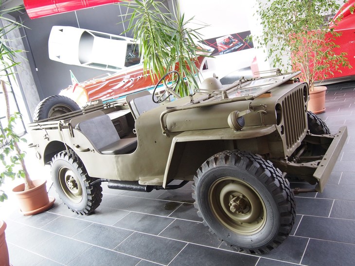 軍用ジープ。第2次大戦後にフェルッチョは、除隊となったギリシアで、また帰還したイタリアで、これが縦横に走り回る姿を見せつけられたのだろう。