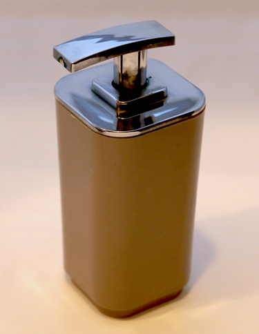 バスルームをのぞけば、女房が買ってきた“せっけんディスペンサー”も……。