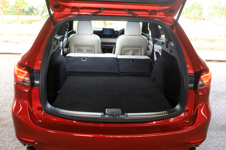 リアシートは左右個別に、荷室内のリモコンレバーを使用してワンタッチで倒すことができる。リアシートのバックレストをすべて倒せば、最大で1648リッターにまで荷室容量を増やせる。