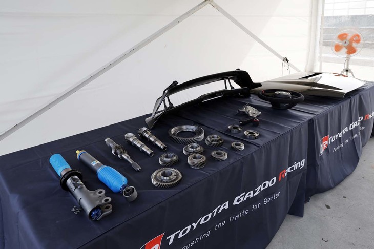 「GRMNヤリス」のために開発された専用パーツの数々。トランスミッションには実戦での使用を意識したギアが組み合わされている。