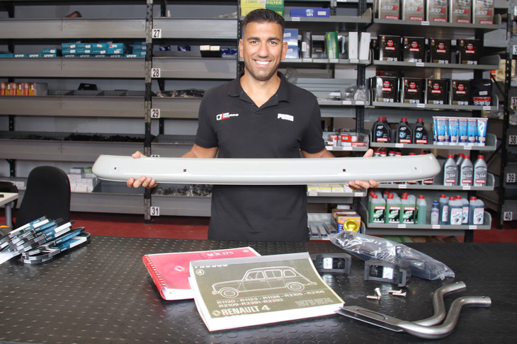 「ルノー4」のフロントバンバー用リプロダクション部品をカウンターに並べてくれたマッシモさん。