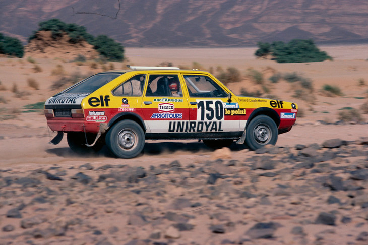 1982年の大会において、砂漠を行く「ルノー20」。当初のダカールラリーは、市販車に近い車両によって競われていた。