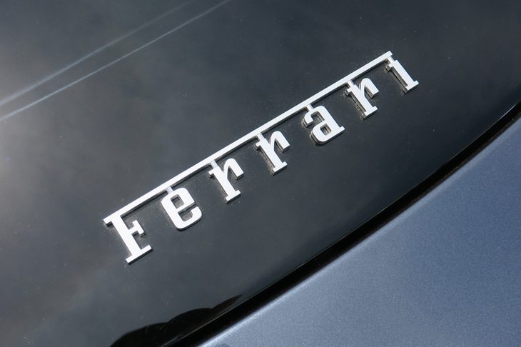 フェラーリ・ローマ スパイダー（「Ferrari」ロゴ）