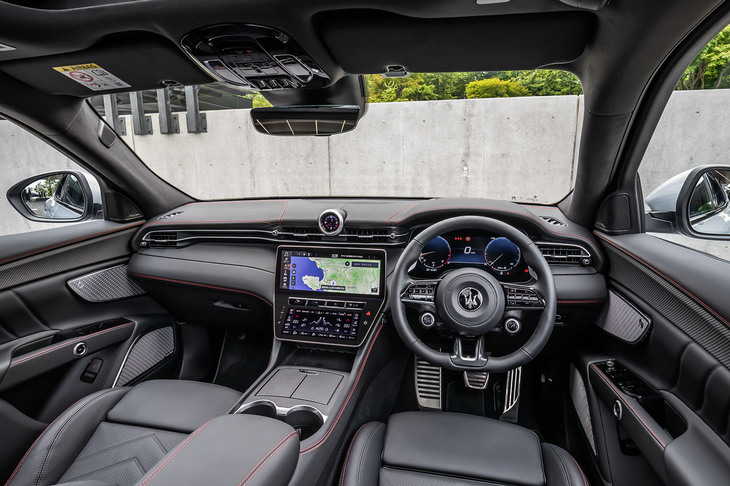 ブラックのレザーを基調にレッドのステッチでスポーティーな印象に仕立てられた「グレカーレ トロフェオ」のインテリア。大型の液晶パネルを上下に2枚組み合わせたセンターディスプレイが目を引く。