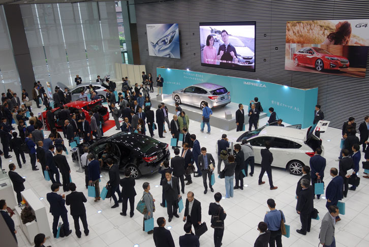 実車に触れられる会場には、プレス関係者がびっしり。