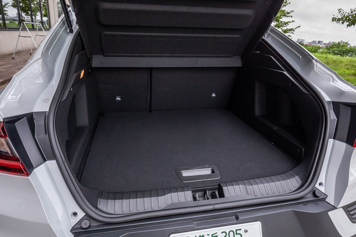 荷室容量は5人乗車の通常使用時が480リッターで、床面は２段階に調整できる。写真は上段にセットした様子。この状態では荷室開口部や前方に倒した後席背もたれと床面がほぼ同じ高さになる。