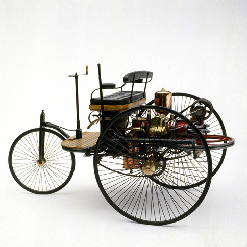 世界初のガソリン自動車であるカール・ベンツの「パテント・モートルヴァーゲン」（1886年）。エンジンは乗員の後ろ、後軸の上に搭載されていた。