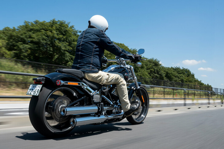 3000rpmという低い回転数で168N・mの最大トルクを発生するエンジン特性により、「ブレイクアウト」の加速は豪快そのもの。「ローライダーST」よりむしろ強烈に感じられた。