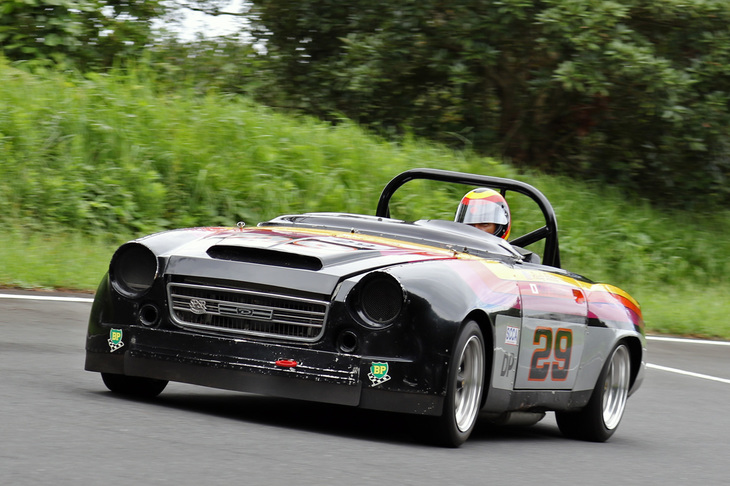 1968年「ダットサン2000スポーツ」（SRL311）のレーシング仕様。1972年のSCCA（スポーツカー・クラブ・オブ・アメリカ）のDPクラスのチャンピオンマシンだそうで、FRP製のワイドフェンダーを持つ。SP／SR／CSPクラスで1位となる59秒098を記録した。