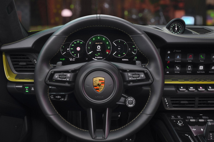 高解像度の12.65インチディスプレイを用いたメーターパネルの数字は「ポルシェ356」をほうふつさせるグリーンで、スケールラインと針はホワイトとなる。