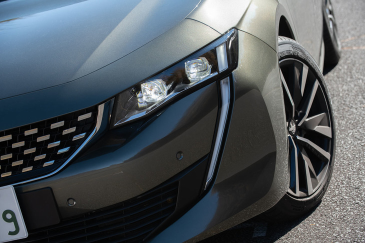 ヘッドランプは全車共通でフルLED式。自動で点灯／消灯するオートヘッドライトや、対向車などを眩惑（げんわく）しないようハイビームの照射範囲を自動調整する、インテリジェントハイビームなどの機能が備わっている。