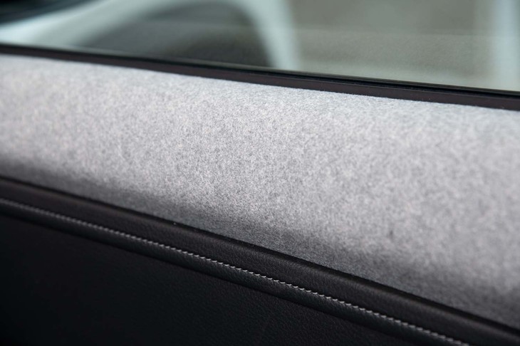 ドアトリムのアッパー部分にはペットボトルのリサイクル材を使った繊維が使われる。空気を含んでいるかのようなふわりとした質感が面白い。
