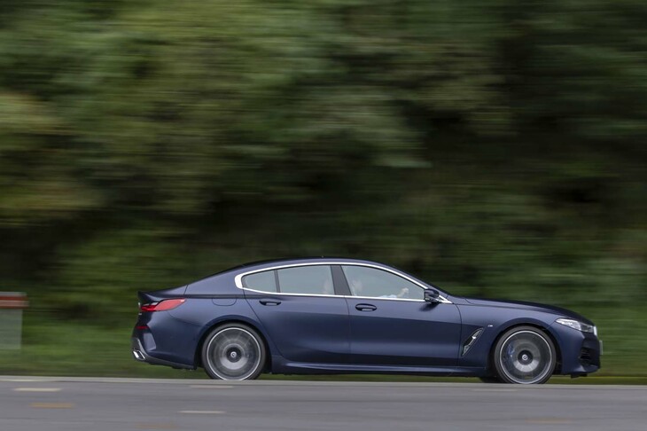 ボディーの全長は5085mmにも達するFR車ならではのロングノーズと緩やかに下降するルーフラインが美しい。