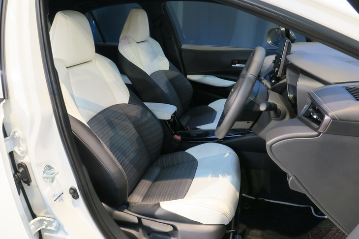 トヨタ・カローラ ハイブリッドW×B（フロントシート）