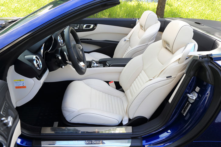 エントリーグレードの「SL400」でもナッパレザーシートが標準装備となる。試乗車の内装色はポーセレン。