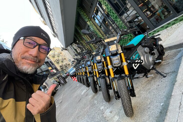 「BMW CE 02」と筆者。