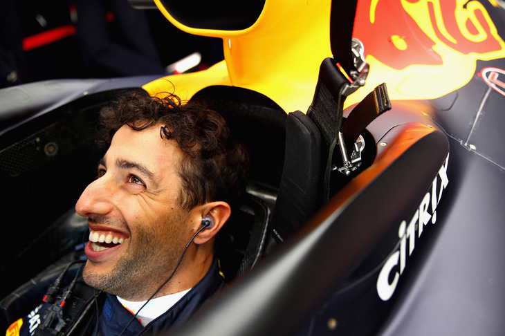 来季ルノーへ移籍することを決めたリカルド（写真）。レッドブル首脳陣ですら寝耳に水だったという電撃移籍について、本人は「フレッシュで新しいチャレンジに乗り出す時が来たんだ」とその心境を語った。新天地ルノーは、今季これまで3強に次ぐコンストラクターズランキング4位。2016年のワークス復帰から年々着実にステップアップしているものの、来年になっていきなり優勝争いに加わってくることは考えにくい。この移籍がリカルドにとって吉と出るか凶と出るかは見ものである。ベルギーGPでは、予選8位からスタートの混乱でマシンを壊され、セーフティーカー中の修復で2周遅れでコースに戻るも30周目にリタイア。（Photo=Red Bull Racing）