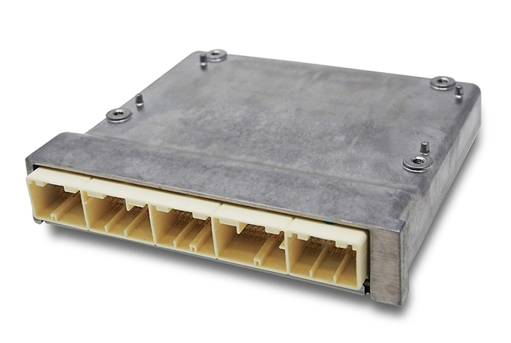 これまでは、部品やシステムごとに個別のECUが搭載されてきたが、今後は高性能な「統合ECU」が、複数の部品やシステムを制御することになりそうだ。写真は「トヨタC+pod」に搭載されるデンソーテンの車両統合制御電子機器。車両の電源・駆動力制御、ボディー制御を、このECUひとつで担うという。