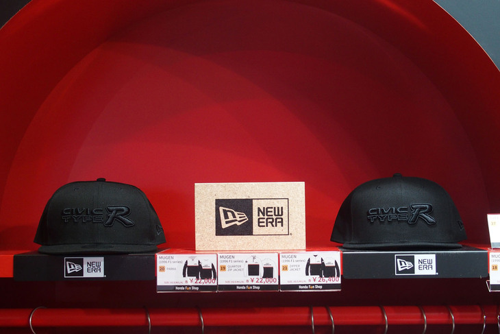 ホンダブースのアクセサリー販売コーナー。