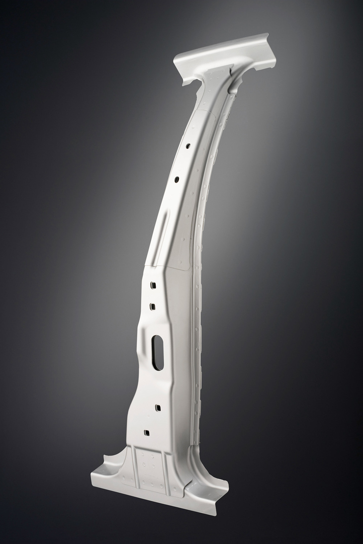 固い超高張力鋼板を複雑な形に成形するため、加工技術も進歩した。写真は熱間圧延形の超高張力鋼板が用いられた、「メルセデス・ベンツBクラス」（2007年モデル）のBピラー。