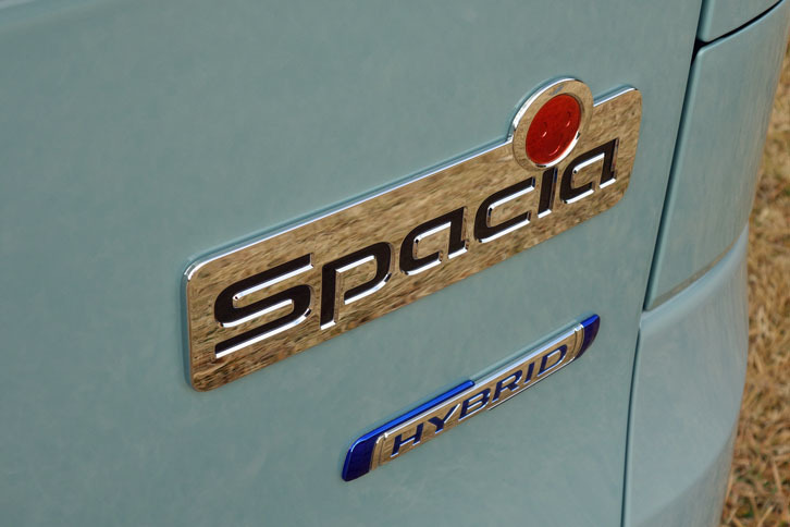 スズキ・スペーシア ハイブリッドX（エンブレム）