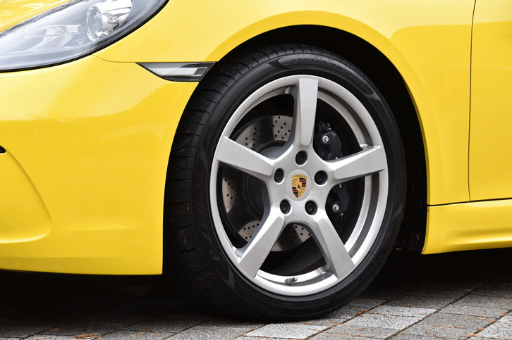 19インチの「ケイマンSホイール」。26万円のオプションとして提供される。非装着車のホイールサイズは18インチ。
