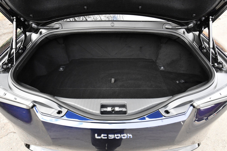 「LC500h」の荷室容量は172リッター。フロアにはネットなどを用いて荷物を固定できる、格納式のフックが4つ設置されている。