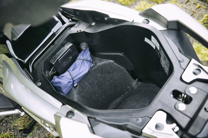 シートの下には、フルフェイスタイプのヘルメットがひとつ収納できる、容量21リッターのラゲッジスペースが確保される。照明やアクセサリー電源ソケットも備わる。