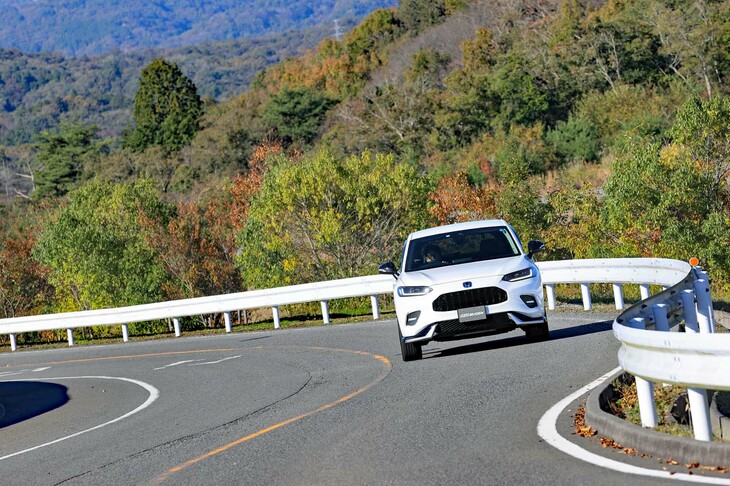 試乗車の「ZR-V」には、車体に発生する振動を吸収し、快適性と操縦安定性を向上させるパフォーマンスダンパーも装備されていた。