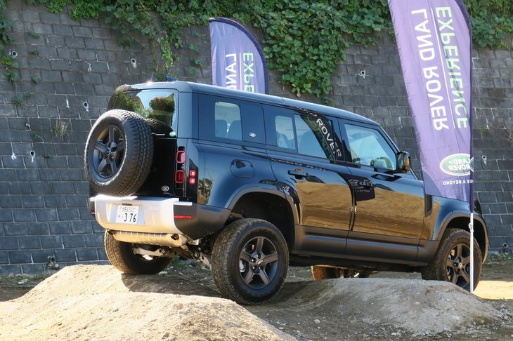 まずは高さ50cmのコブが交互に連なるモーグルに挑戦。エアサスペンションで調整できる車高は最高の＋145mm、走行モードは「岩場」、副変速機はもちろんローレンジだ。