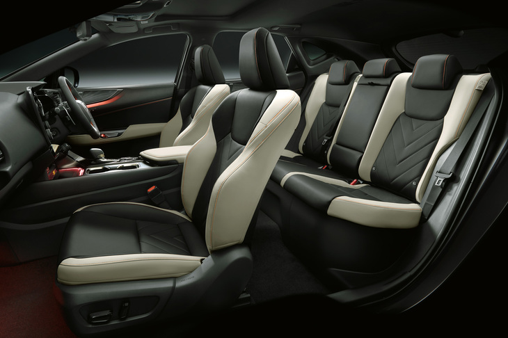 空間効率に優れる「GA-K」プラットフォームをベースとするだけに、車内空間に不満を覚える箇所はない。レクサス製クロスオーバーSUVに共通する、ルーフの頂点を後席の直上に持ってくるボディー形状もあって、後席でも頭まわりに圧迫感を覚えることはない。