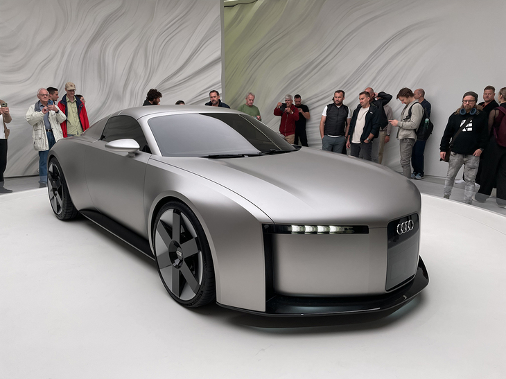 アウディは今後のデザインを示唆するという「コンセプトCスタディー」を出展。「アウトウニオン・タイプCレーシングカー」に着想を得たとされている。