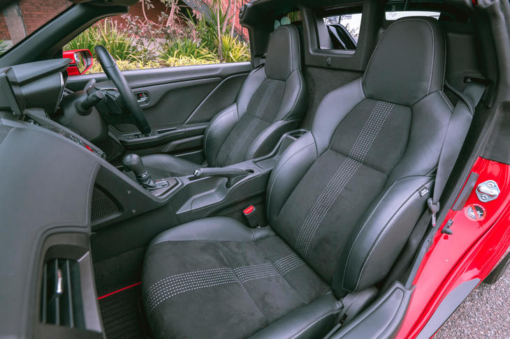 「α」をベース車両とした試乗車には、本革とラックススエードを組み合わせたスポーツレザーシートが装備される。