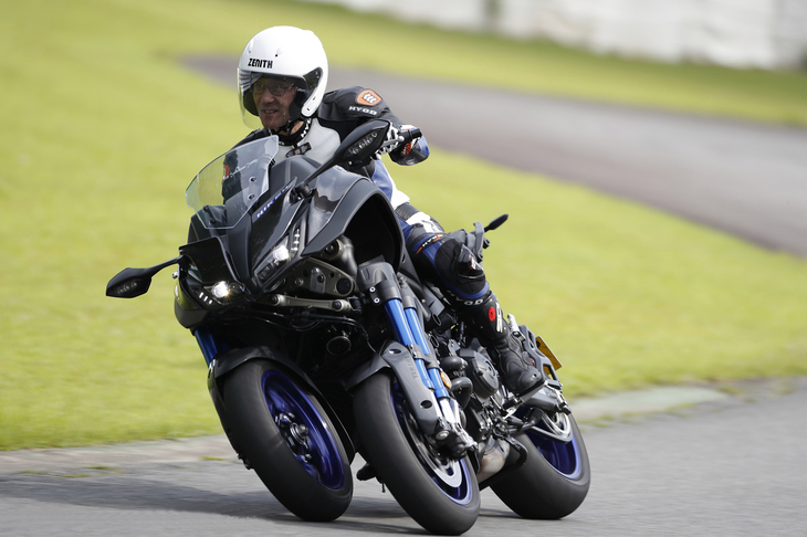 日高祥博 ヤマハ発動機社長のライディングでクローズドコースを走る「ヤマハ・ナイケン」。フロントが2輪になっている点が最大の特徴で、コーナリング中の安定性やクルージングにおける快適性が持ち味とされている。