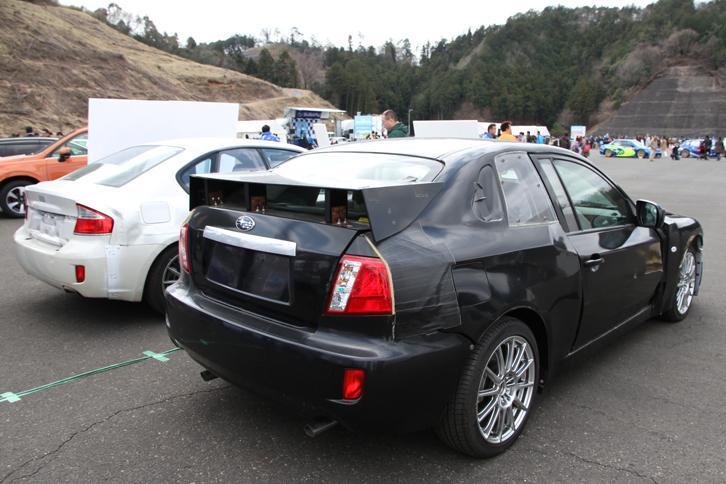 2台展示されていた「BRZ」の開発実験車。奥のモデルは「レガシィ」ベースに見えるが、FRシャシーにレガシィのボディーパネルをかぶせた1号車で、手前の「インプレッサ」風は2号車。