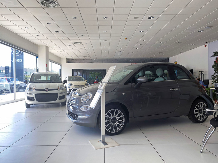 彼の店もエコカー奨励金効果で、フィアットの「500」や「パンダ」を中心に販売が好調だ。