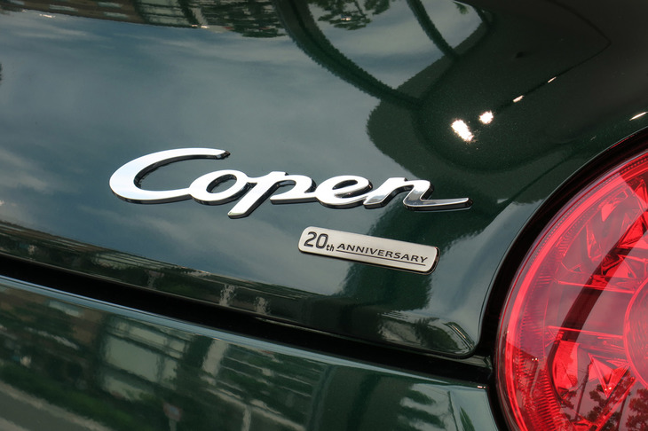 「コペン20周年記念特別仕様車」専用のリアバッジとエンブレム。初代を知る人なら、このロゴデザインを懐かしく思うことだろう。